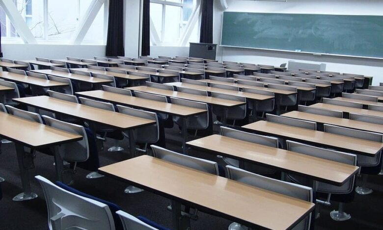 Hukuman Membersihkan Ruang Kelas Menumbuhkan Rasa Tanggung Jawab