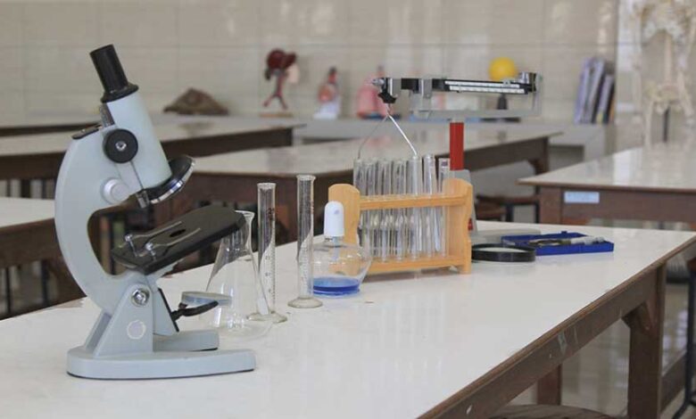 Metode Praktikum Hanya Bisa Dilaksanakan di Sekolah yang Memiliki Laboratorium