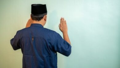 Seorang Guru Menggunakan Aplikasi Simulasi Interaktif untuk Menjelaskan Konsep Sholat