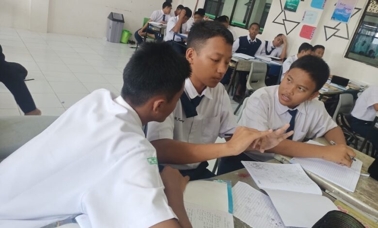 Dalam Pelajaran IPS di Kelas vii Anda Membagi Siswa